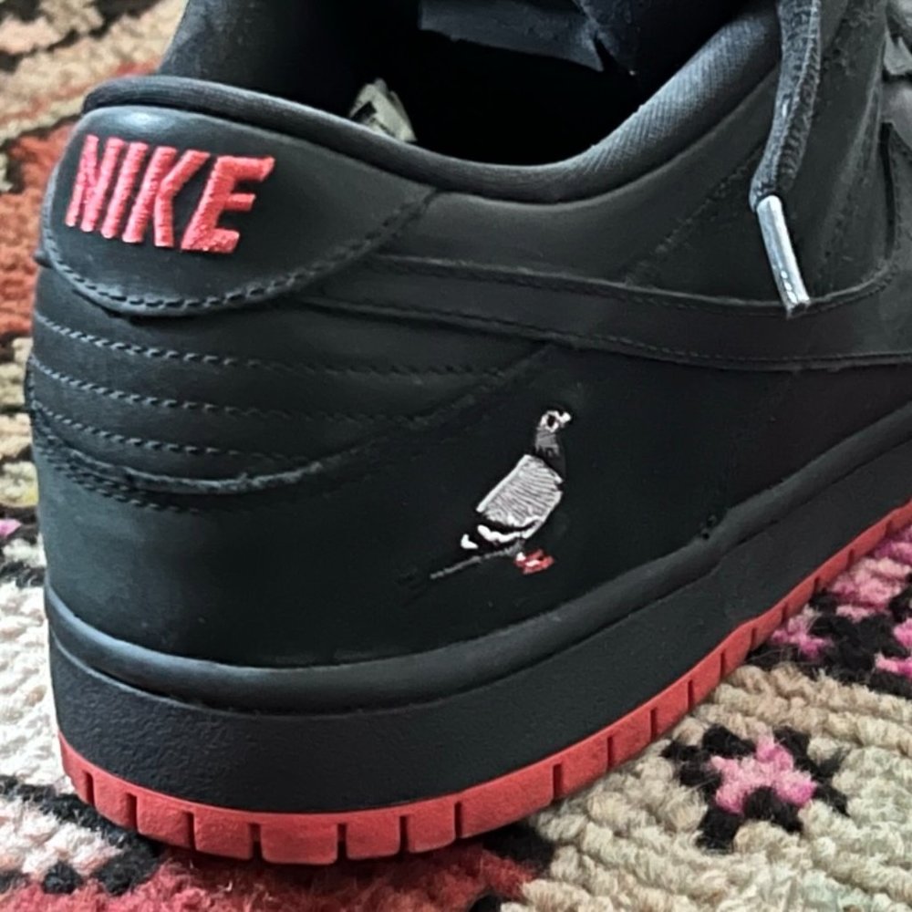 Nike SB Dunk "Black Pigeon"